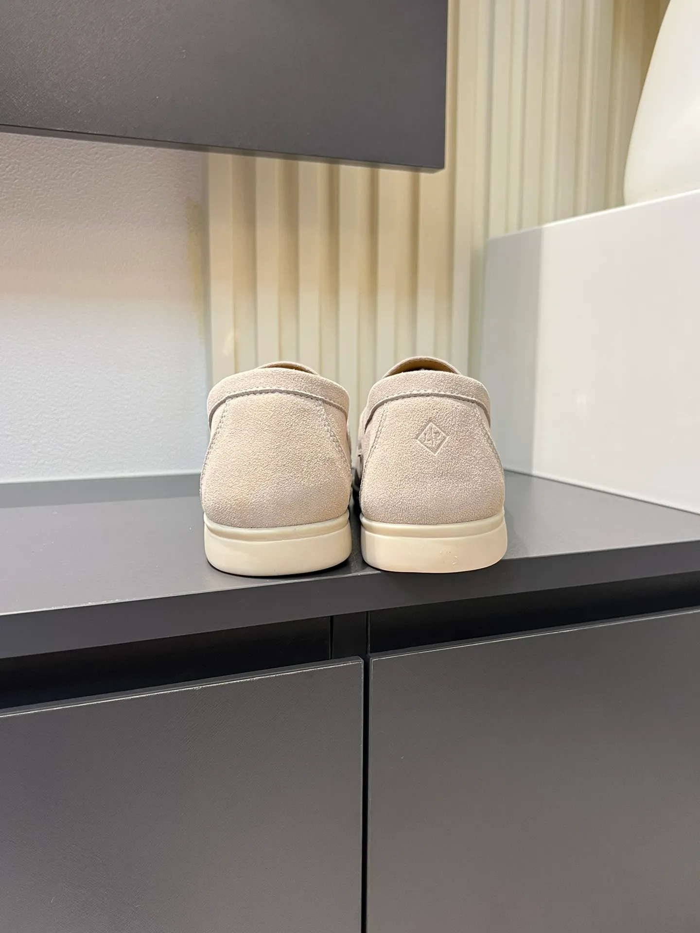 Men's shoes 💰p360 "Loro men's shoes 💰pian'*" Classic L men's shoes for couples 💰p Top version British flat loafers, a must-have item in old money style, the minimalist design is eye-catching and durable, a plus point for dressing The soft foot feel and texture are outstanding. They don’t scratch your feet and are very nice. They are matched with soft and waxy soles. They can be worn daily for a long time without getting tired. They are easy to wear, versatile and classic items, with perfect foot feel and texture! Imported cashmere fabric, the lining is made of imported A-grade water-dyed cow lining, the top version of the genuine leather midsole is sewn with pure handmade mark thread! Size: Female 35-40 (34. Customized) Male 38-44 (45.46. Customized)